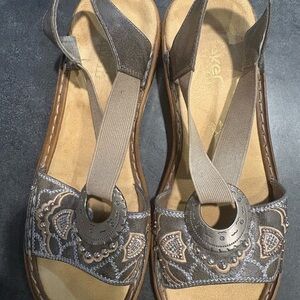 Rieker Regina Bronze Taupe $115 Embellished Sandal Size 39, Sz 8 NWOT